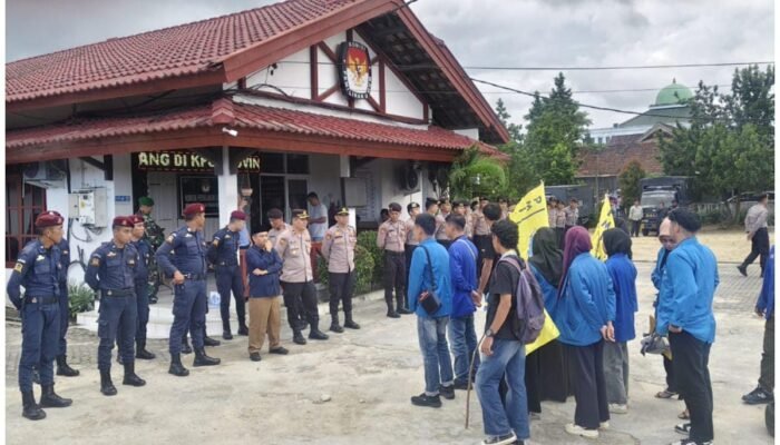 Pergerakan Mahasiswa Islam Indonesia (PC PMII) Cabang Bangka unjuk rasa di Kantor KPU Provinsi Kep. Babel