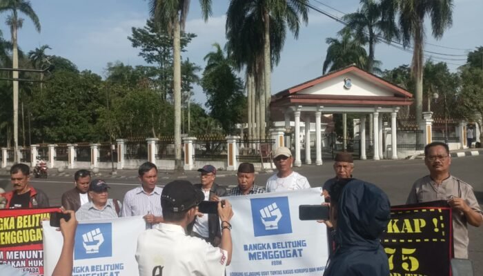 Aksi Unjuk Rasa Massa -+ 20 orang Aliansi Masyarakat dan Mahasiswa Bangka Belitung terkait kasus dugaan kerugian Negara/Korupsi 300 T di Bangka Belitung