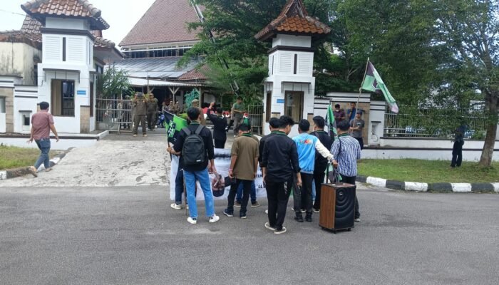 (HMI) Babel unjuk rasa “ketika ada aksi dari masyarakat anggota dewan tidak pernah nyambut tapi menunggu untuk dipanggil keluar”