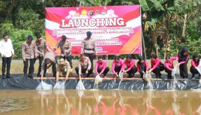 Wakapolda Kep. Babel beserta Bhayangkari Tabur Benih Ikan serta Tanam Tanaman Produktif di Mako Satbrimob Polda Kep. Babel