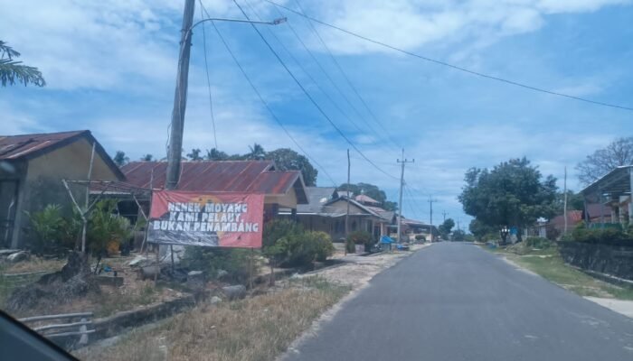 Warga Beriga membuat pos pantau yang berada di pesisir pantai untuk menunggu dan mengantisipasi apabila nantinya PIP mulai memasuki perairain laut Desa Beriga